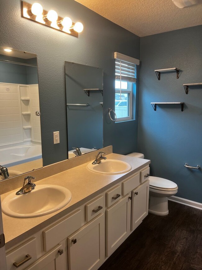 Building Photo - 4/2 centrally located!!