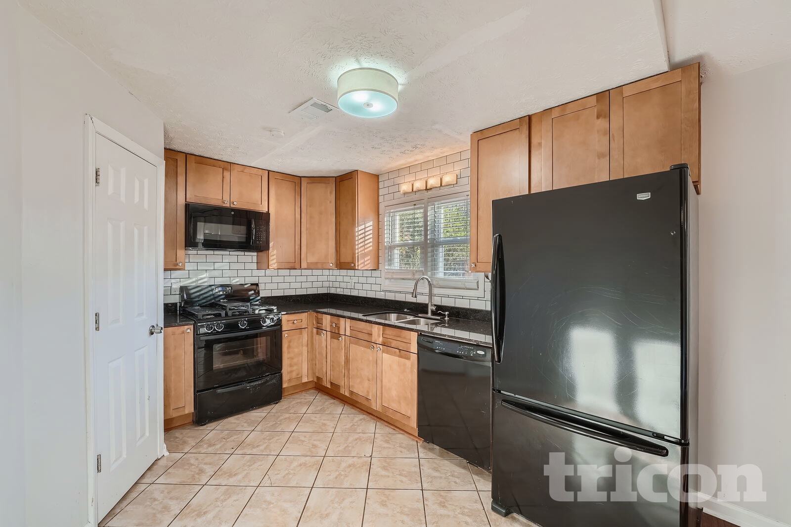 Building Photo - 414 River Point Dr