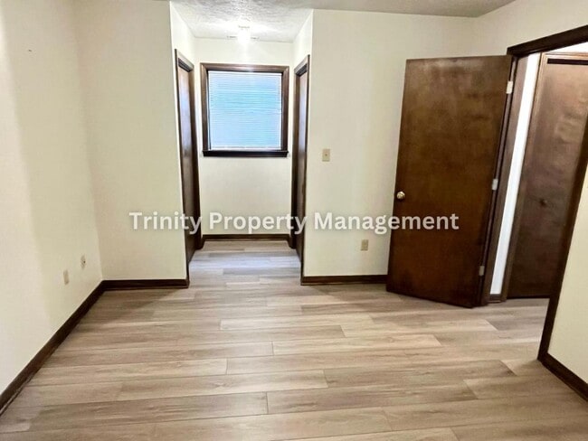 Building Photo - 1419 W Pike St