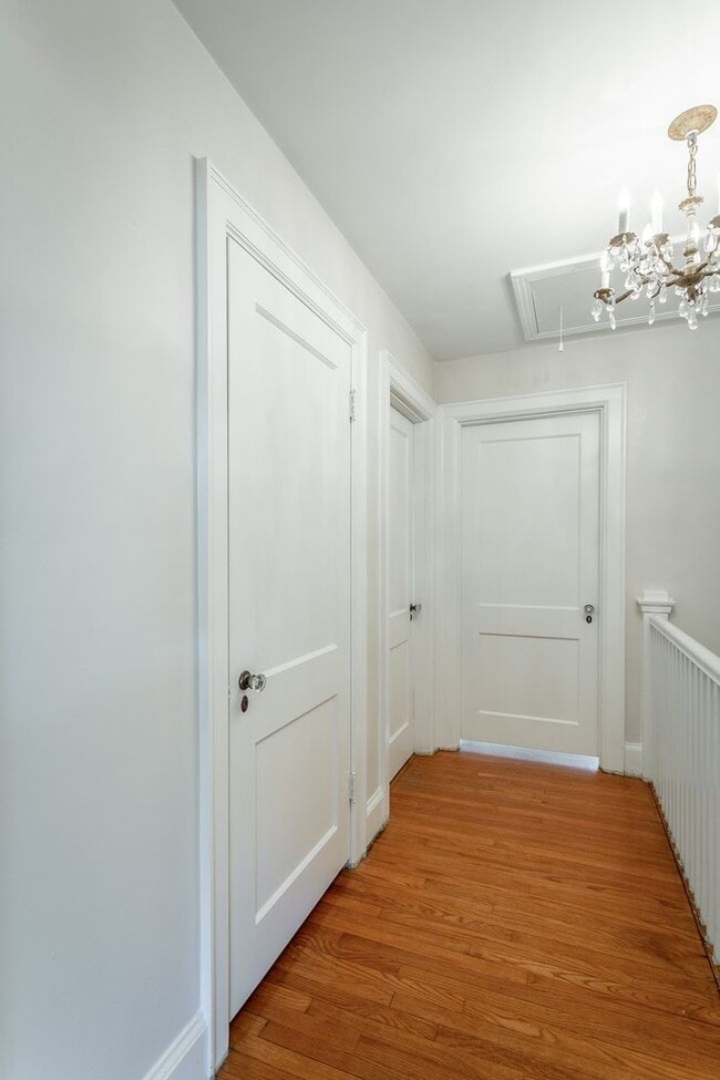 Building Photo - 3 Bedroom 2 Bath Classic