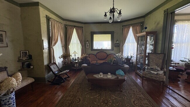 Building Photo - Stunning 4BR Victorian Home with 6 Off-Street Parking Spaces – Flexible Mid- to Long-Term Rental ...