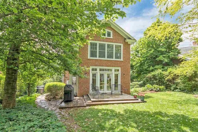 Building Photo - Charming & Pet-Friendly Downtown Gem