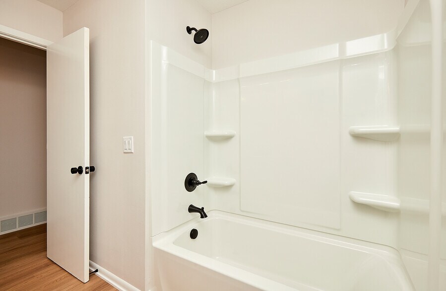 Building Photo - 409 SW Ash Dr