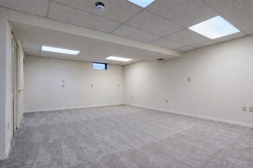 Building Photo - 83 Brookfield Rd