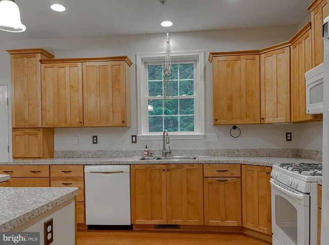 Building Photo - 46230 Sylvan Ct