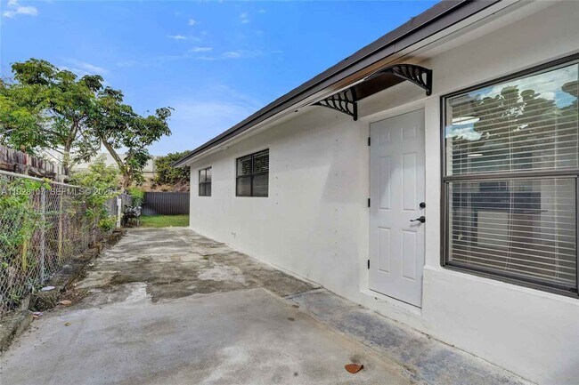 Building Photo - 1960 SW 68th Way