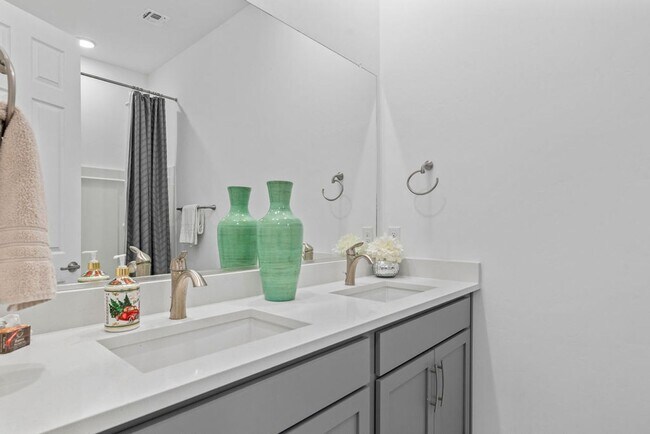 Building Photo - Newer Single Story 5 Bedroom 3 Bath Home in Vail