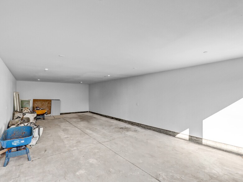 Building Photo - 1231 S Rowan Ave