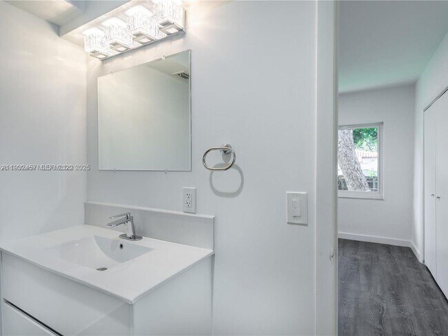 Building Photo - 2520 SW 22nd Terrace