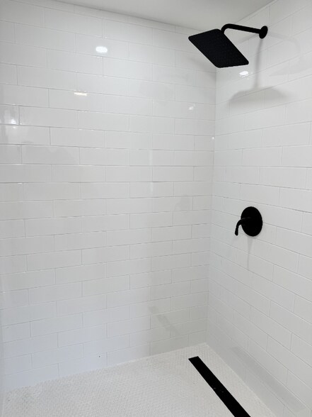 Building Photo - 509 N Elm St