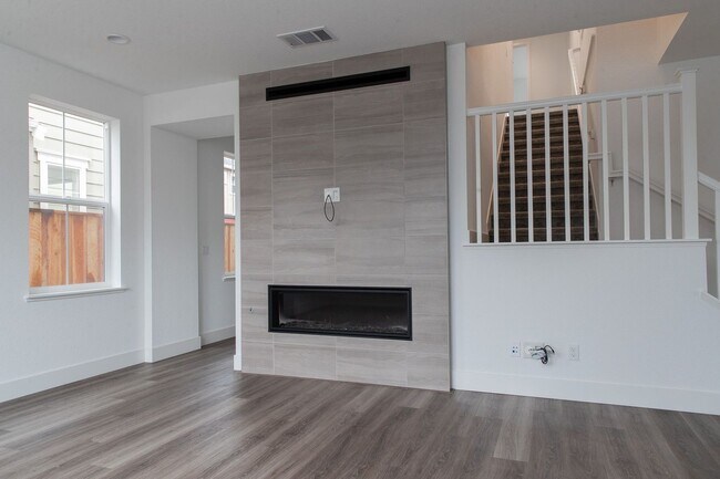 Building Photo - Home is occupied and not able to be shown ...