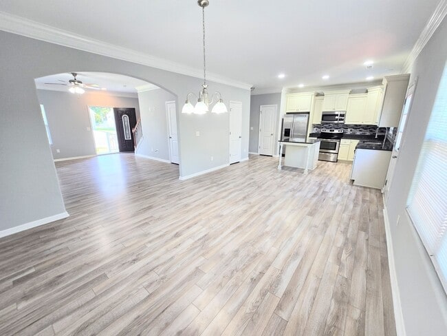 Building Photo - 625 River Creek Rd