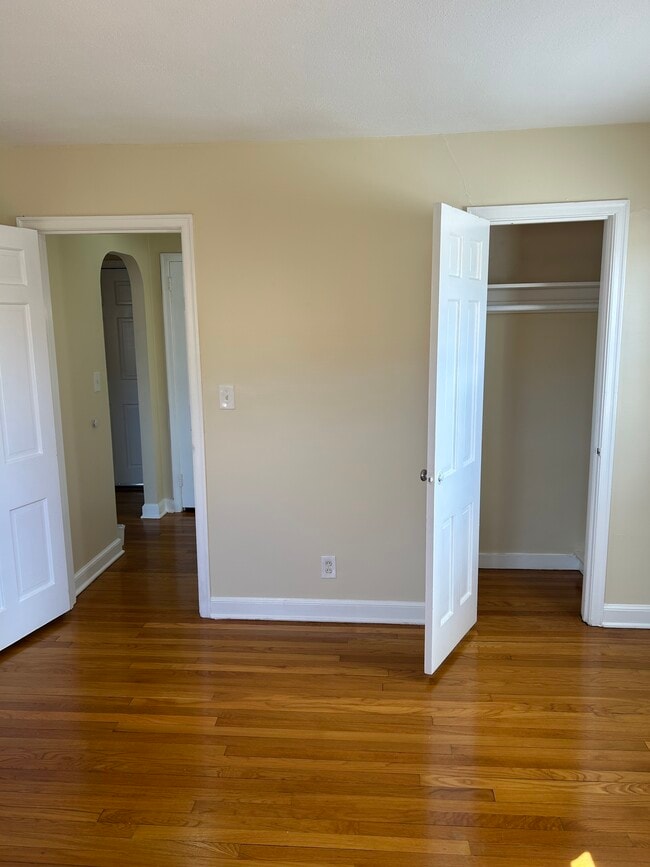 Building Photo - 877 Farmington Ave