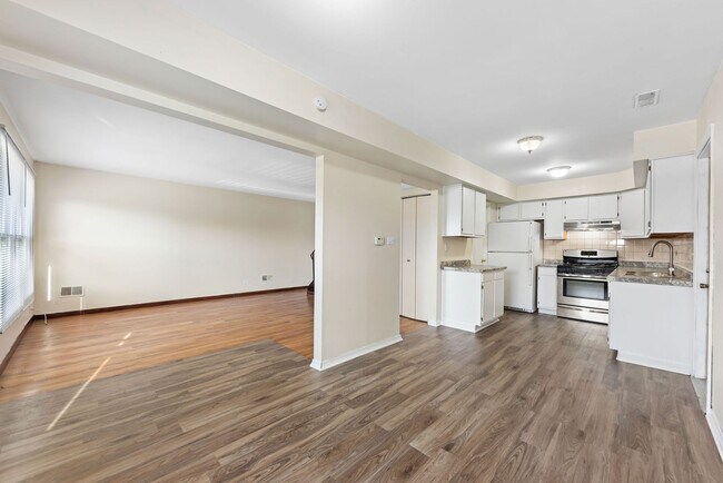 Building Photo - Townhouse in Hoffman Estates