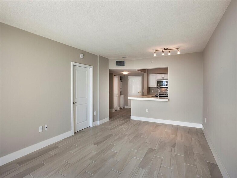 Building Photo - 1030 Seminole Dr