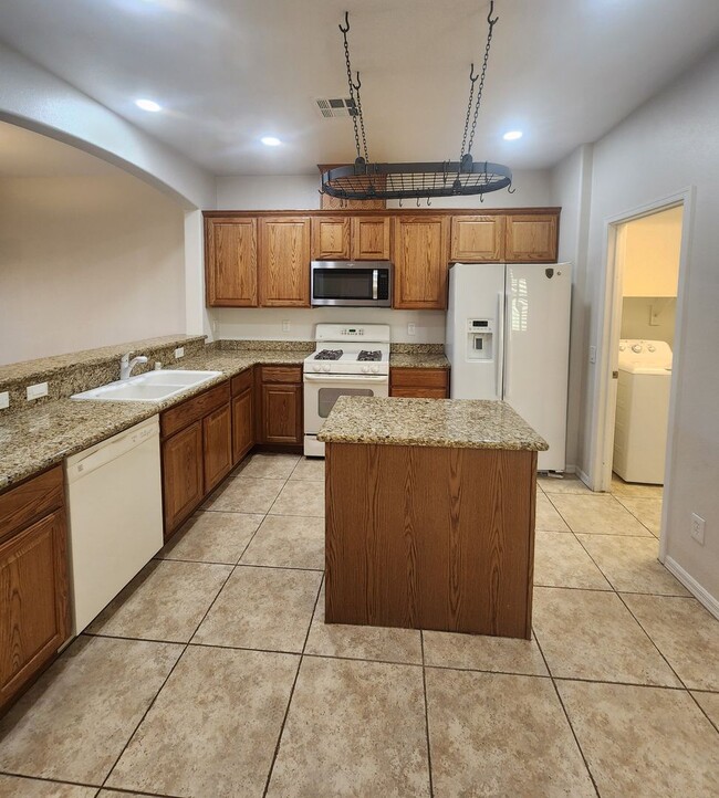 Building Photo - 4 bedroom townhome offers modern comfort i...