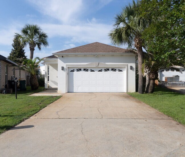 Building Photo - Beautiful 3 Bedroom Home in Destin. Beachside of Hwy 98!