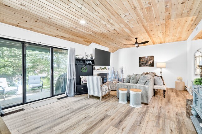 Building Photo - 401 Heritage Vlg