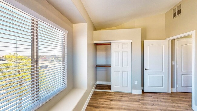 Building Photo - 3 Bedroom 2 full bath condo ready for move in located in wonderful Mountains Edge .