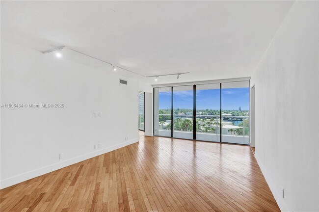 Building Photo - 20281 E Country Club Dr