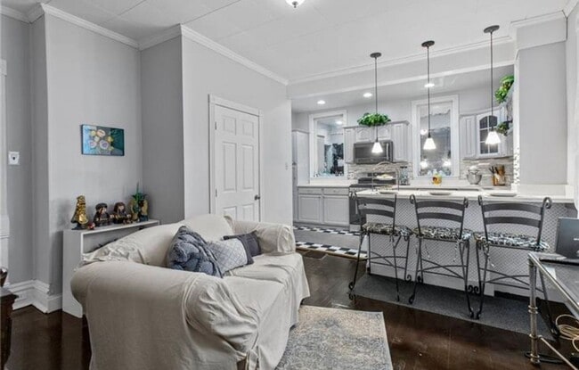 Building Photo - Stylish Victorian Home!