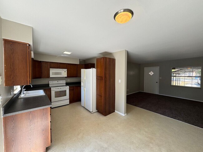 Building Photo - Charming 4 Bedroom, 1 Bathroom Home in Orange City!!