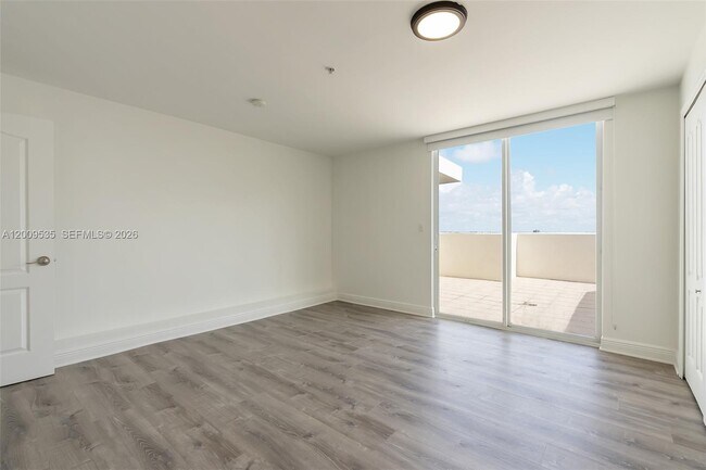 Building Photo - 2400 SW 27th Ave