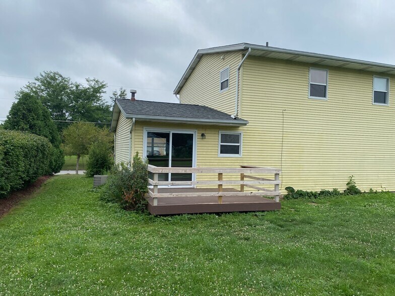 Building Photo - 1829 Lakeview Dr