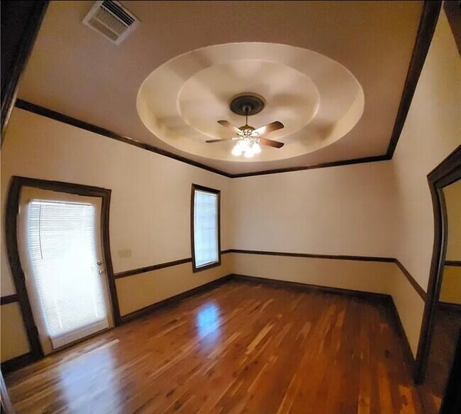 Building Photo - 2704 Heynis N