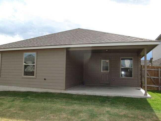 Building Photo - 3 BEDROOM NEAR STILLHOUSE HOLLOW LAKE