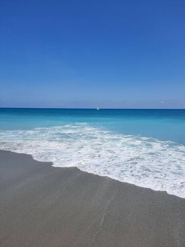 Building Photo - 207 Mainsail Cir