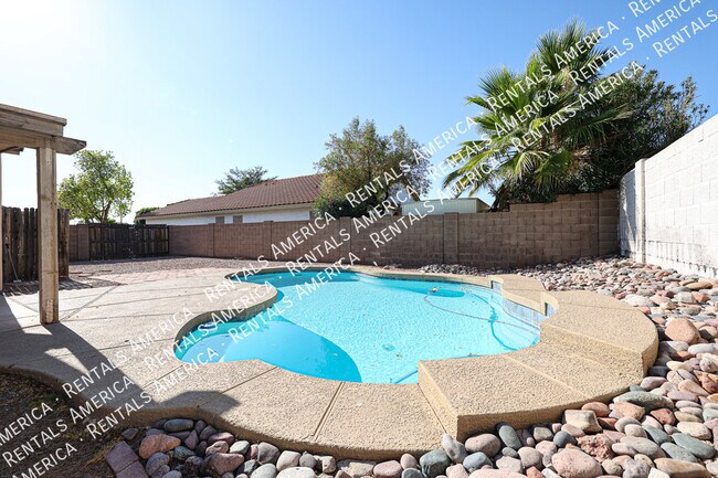 Building Photo - 1105 N Quail