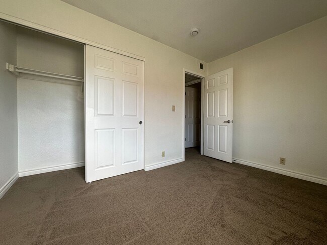 Building Photo - 2 Bedroom, 1 Bath Condo
