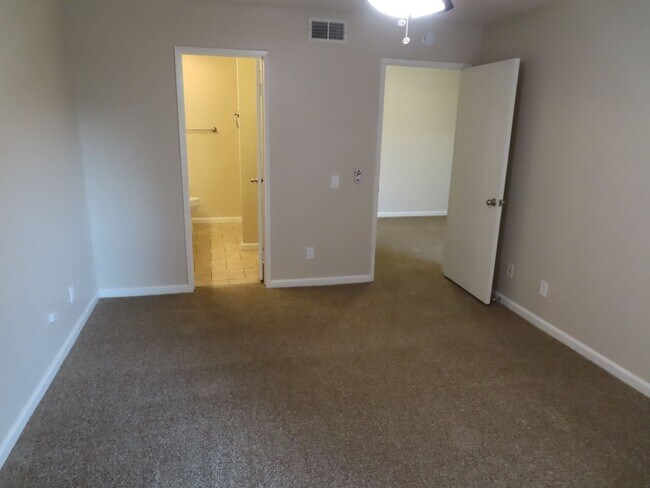 Building Photo - Updated Two Bedroom Condo in Fashion Valley / Mission Valley