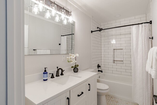 Building Photo - Stylish 3 Bedroom Bungalow near NAS and Be...