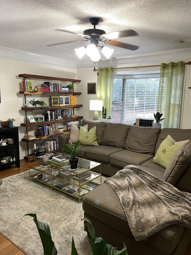 Building Photo - Stunning 2 bed, 2.5 bath townhouse just off the Oconee Connector