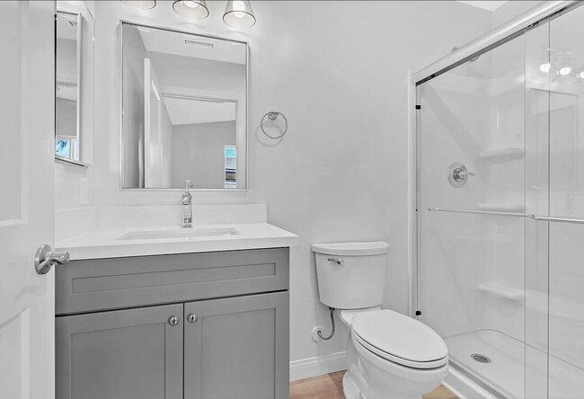 Building Photo - 4 bed 3 bath Prime Location!