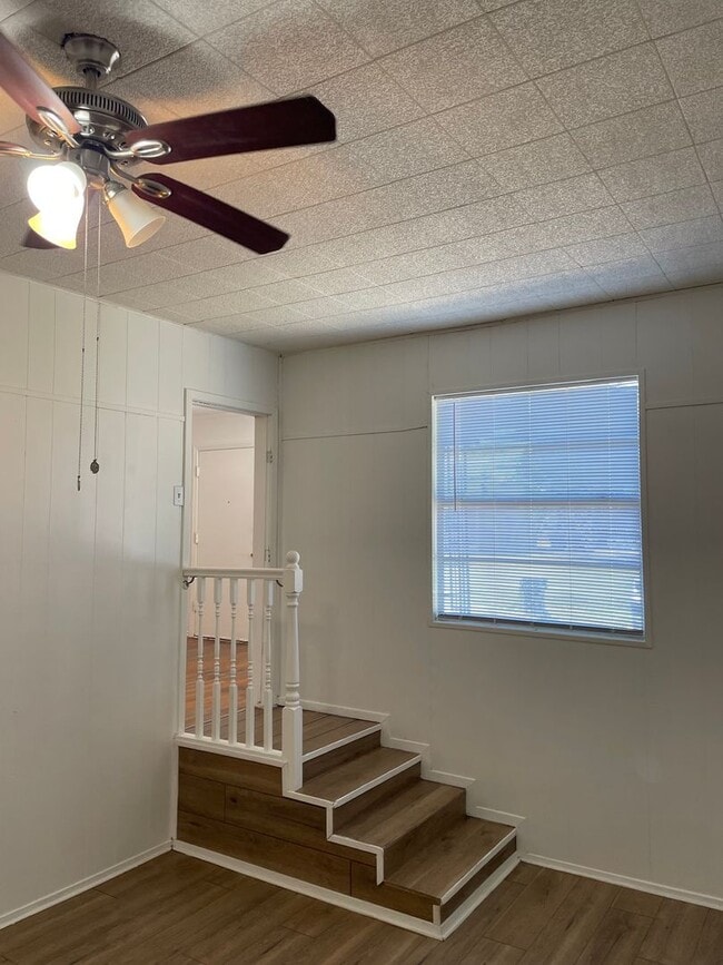 Building Photo - Available Now! *Pet Restrictions* 3 Bedroo...