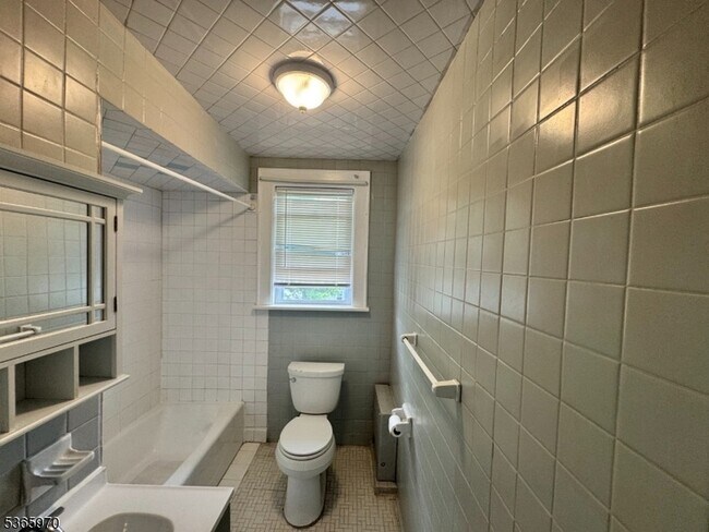 Building Photo - 156 Brown Ave