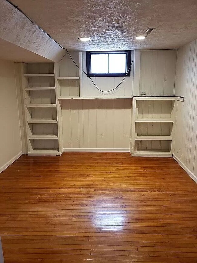 Building Photo - Spacious Home For Rent In Bellevue