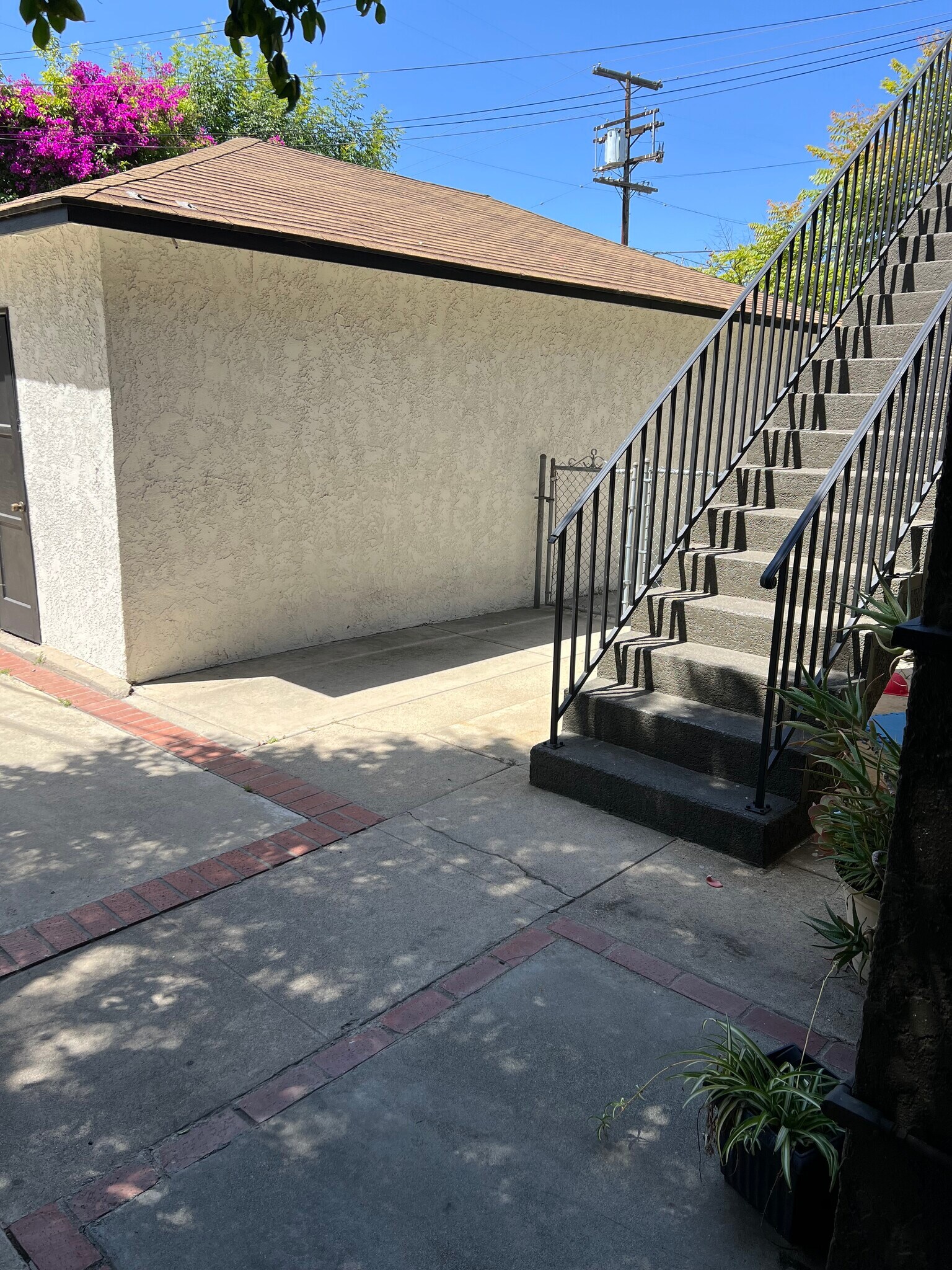 Building Photo - 12660 Oxnard St