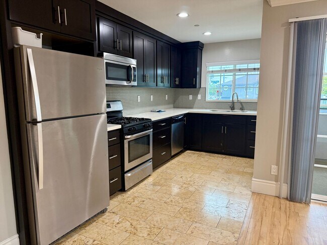 Building Photo - MOVE IN READY 2/2 with 2 Assigned Parking! In Unit Washer & Dryer! Gated Community! Centrally Loc...