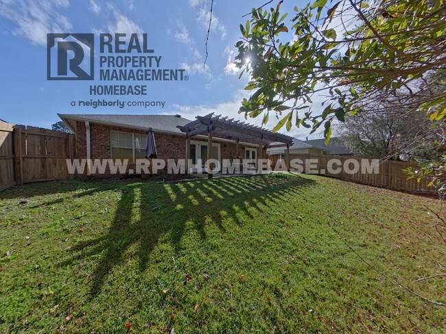 Building Photo - Elegant Gated Community Home with Water Ac...