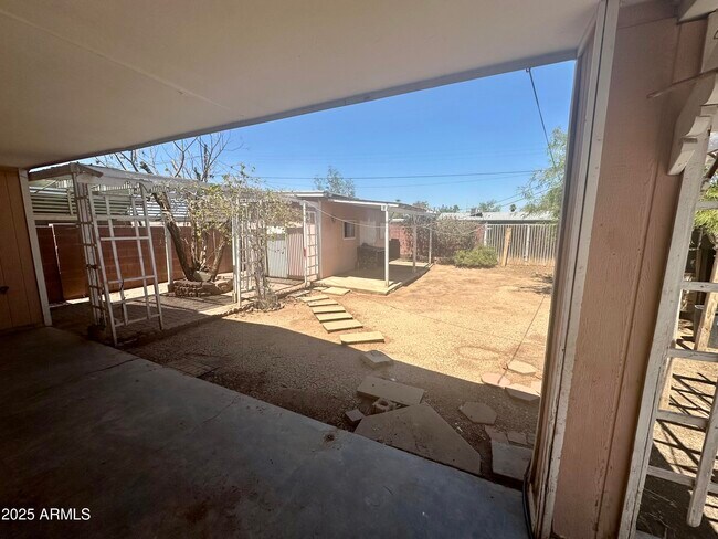Building Photo - 3038 W Palm Ln