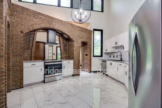 Building Photo - 1382 Hickoryview Ct