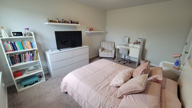 Building Photo - Like New 4 Bed, 2.5 Bath Townhome Available in Greenville