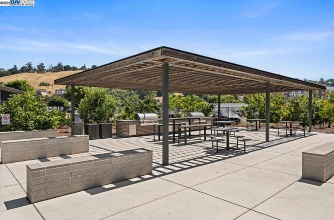 Building Photo - 25350 Parklane Dr