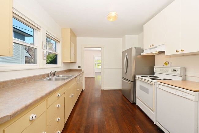 Building Photo - Charming 1BR/1BA Main Floor View Unit in Desired Neighborhood (Sunset Hill)