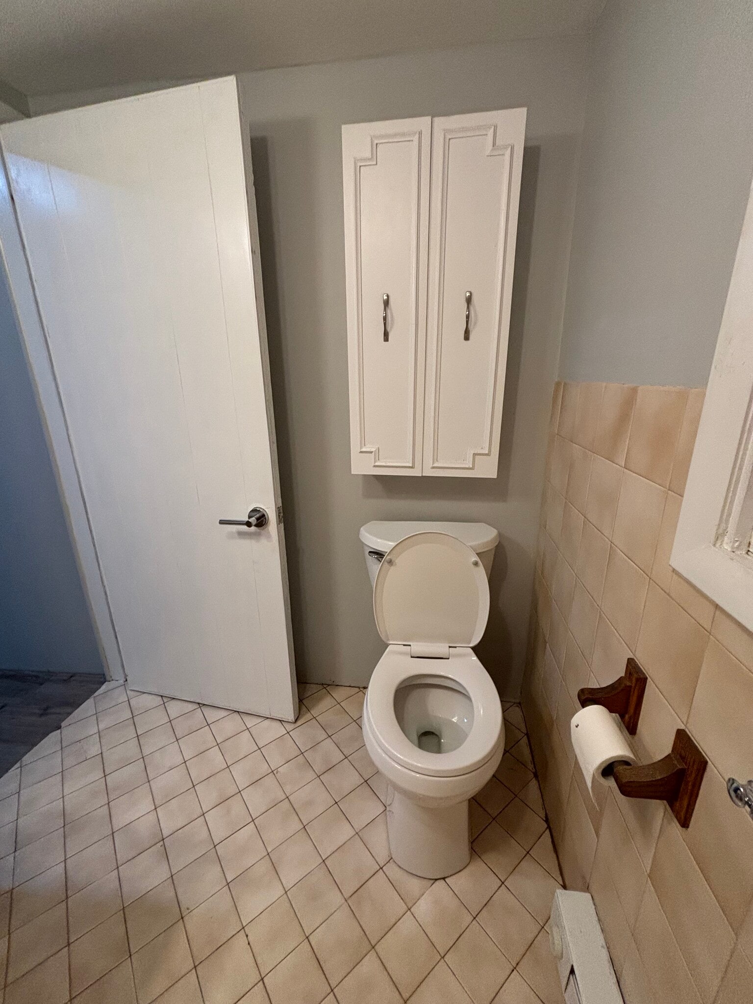 Full Bathroom, Tub/Shower - 39 Cleveland St