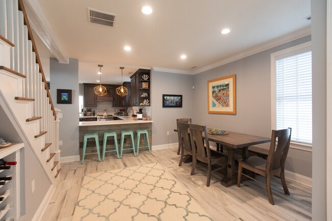 Building Photo - 107 S Richards Ave